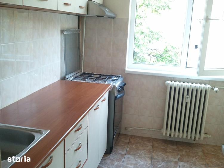 Apartament cu 3 camere semidecomandat în Giulești