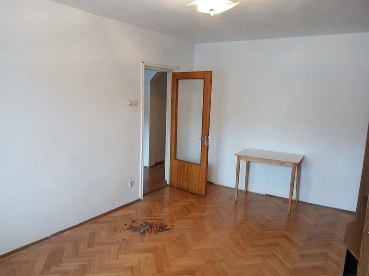 Apartament cu 3 camere decomandat în Petros