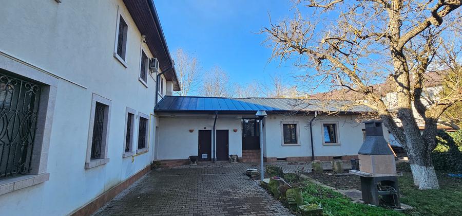 Casă individuală cu 7 camere cu Canalizare în Balotești