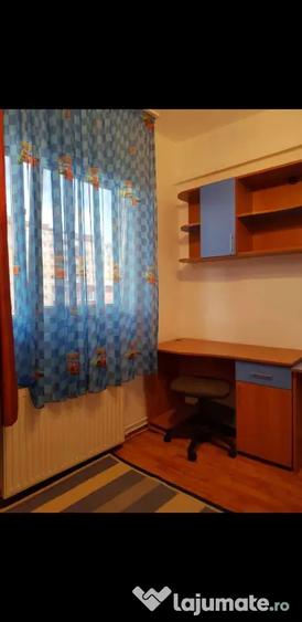 Apartament cu 3 camere decomandat în Calea București