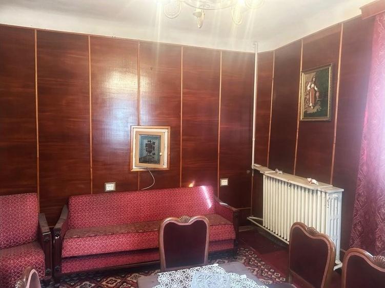 Casă cu 8 camere cu Garaj în Unirii