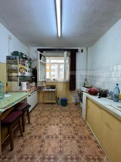 Apartament cu 3 camere decomandat, mobilat în Mărgeanului