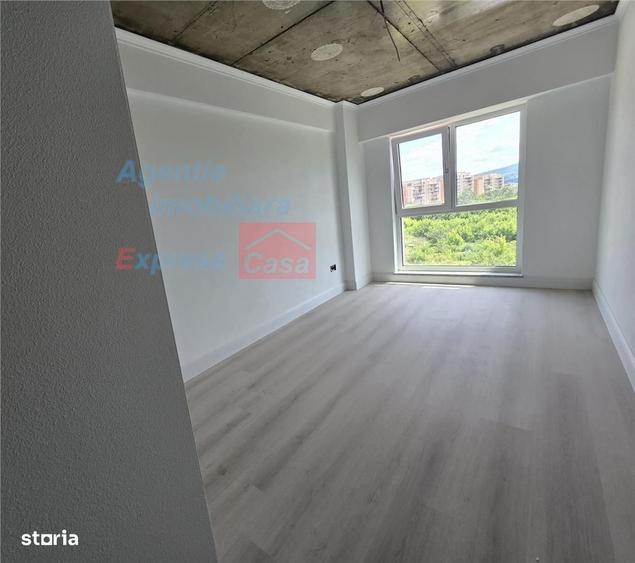 Apartament cu 4 camere decomandat în Valea Adâncă