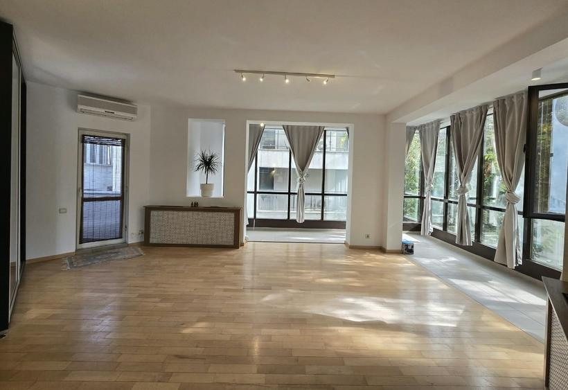 Apartament cu 5 camere în Nordului