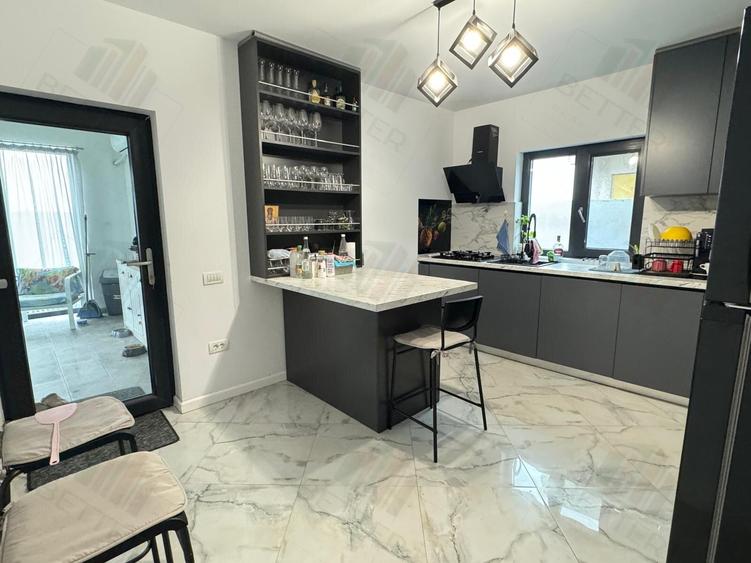 Casă individuală cu 6 camere cu Teren 605 Mp în Central