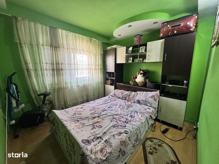 Apartament cu 3 camere semidecomandat în Craiovița Nouă