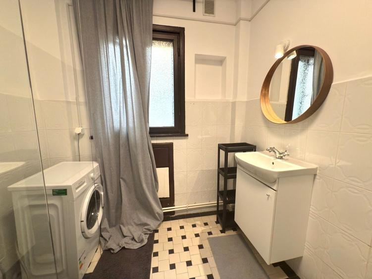 Apartament cu 5 camere decomandat, mobilat în P-ța Universității