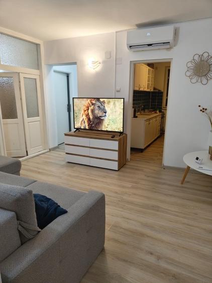 Apartament cu 3 camere semidecomandat în Faleza Nord