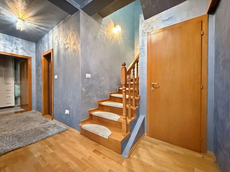 Casă individuală cu 10 camere cu Canalizare în Fratelia