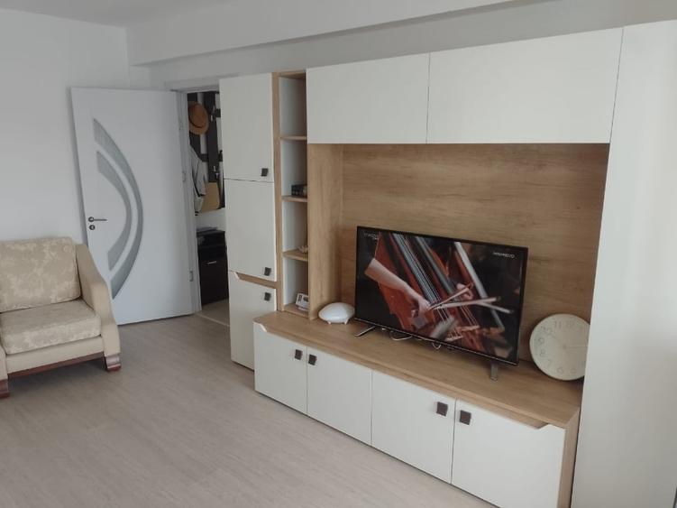 Apartament cu 2 camere semidecomandat, mobilat în Central