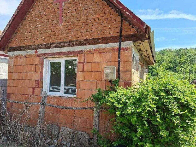 Casă cu Teren 400 Mp în Cladova