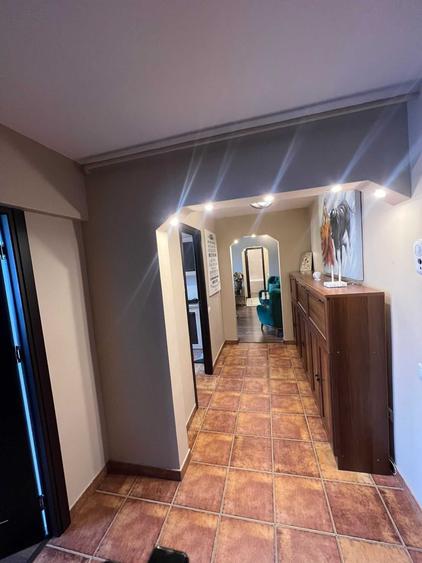 Apartament cu 3 camere semidecomandat în Exterior Vest