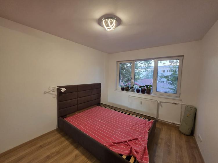 Apartament cu 3 camere decomandat, mobilat în Titan