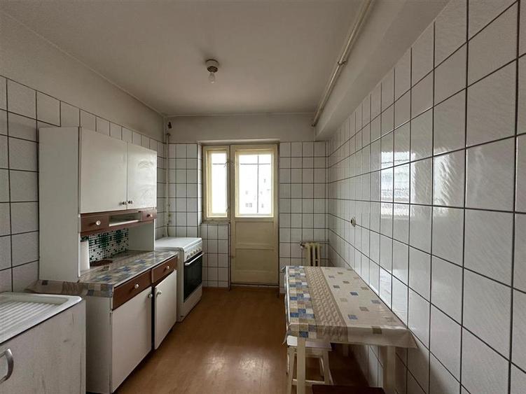 Apartament cu 3 camere decomandat în B-dul București