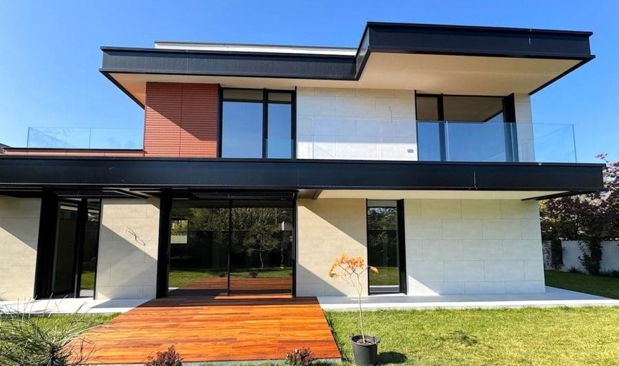 Casă cu 4 camere cu Teren 535 Mp în Băneasa