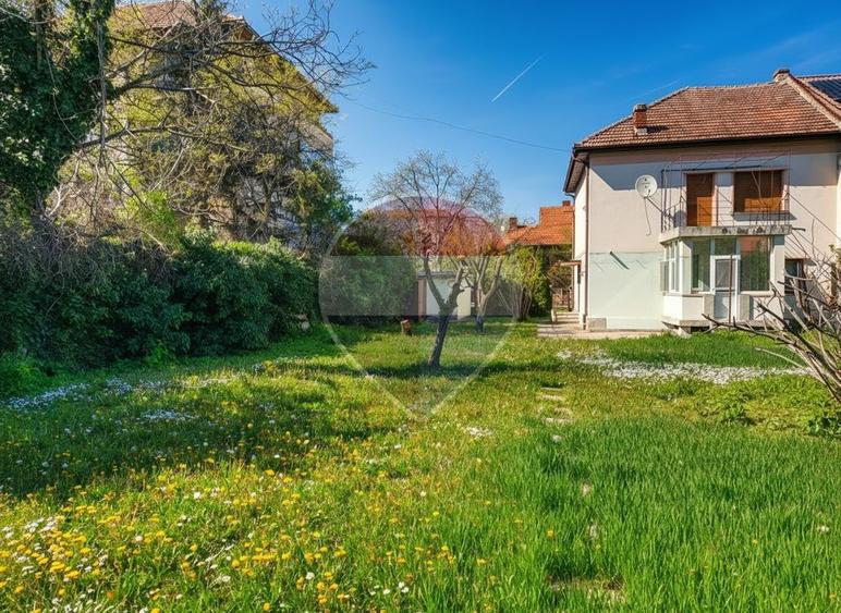 Casă cu 5 camere cu Teren 695 Mp în Tipografilor