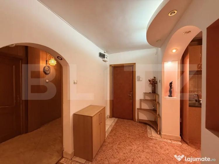 Apartament cu 4 camere decomandat în Rovine