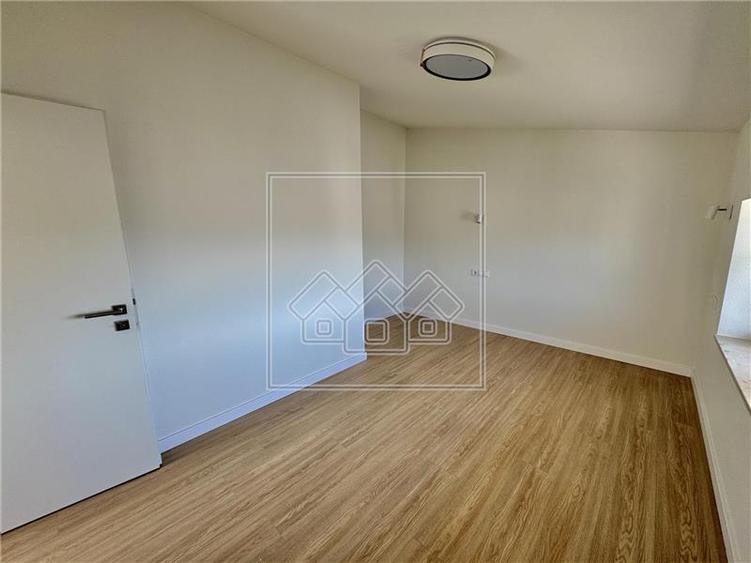 Penthouse cu 4 camere nedecomandat în Exterior Vest