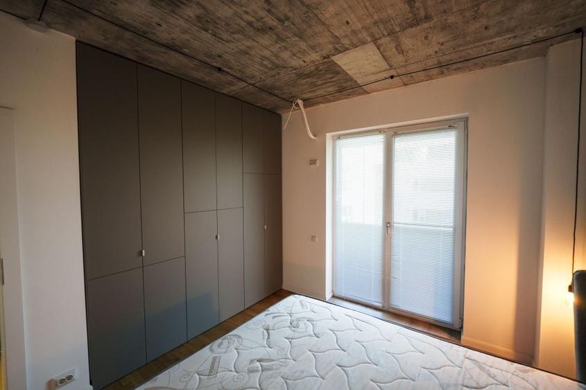 Apartament cu 3 camere semidecomandat, mobilat în Craiovița Nouă