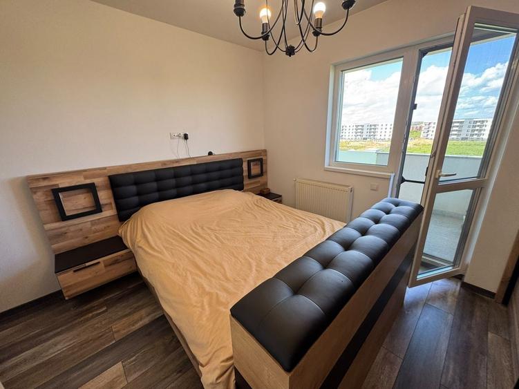Apartament cu 3 camere semidecomandat, mobilat în Piața Cluj