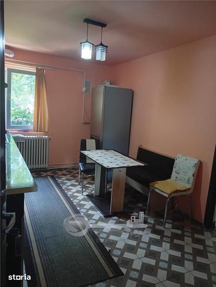 Apartament cu 2 camere semidecomandat în Podu Roș
