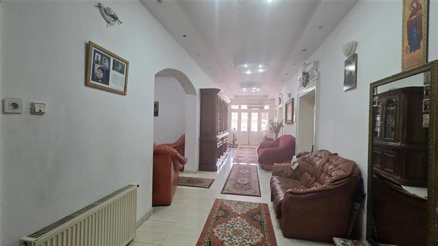 Casă cu 4 camere cu Teren 417.70999145508 Mp în Central