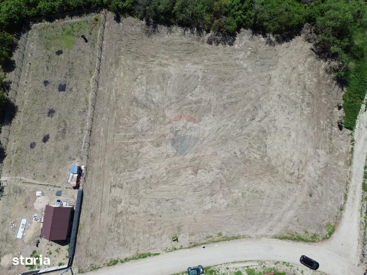 Teren de 1660 mp, în Vânători