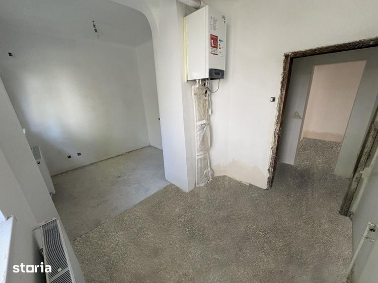 Casă cu 8 camere cu Teren 233 Mp în Decebal