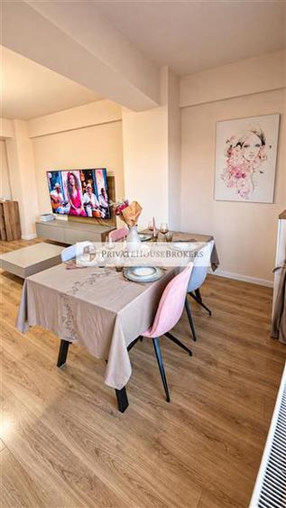 Apartament cu 3 camere semidecomandat, mobilat în Băneasa