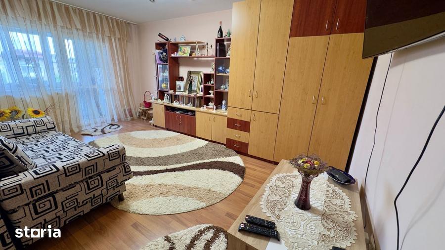 Apartament cu 3 camere decomandat în Cetate