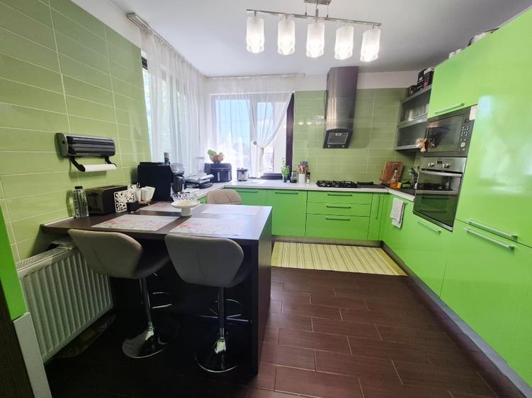 Casă individuală cu 5 camere cu Teren 380 Mp în Central