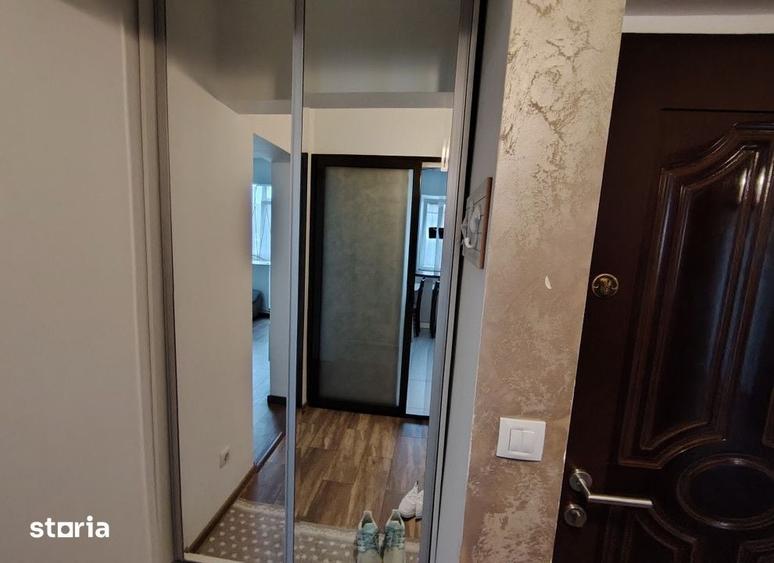 Apartament cu 3 camere semidecomandat în Podu Roș