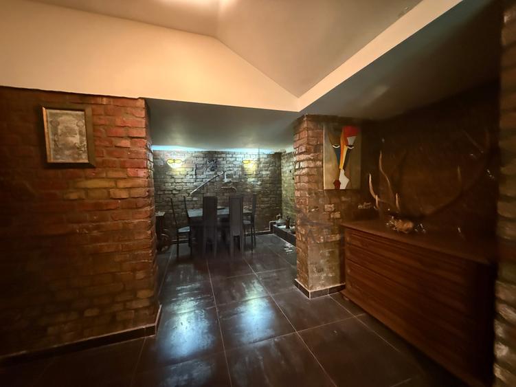 Apartament cu 10 camere decomandat, mobilat în Capitale