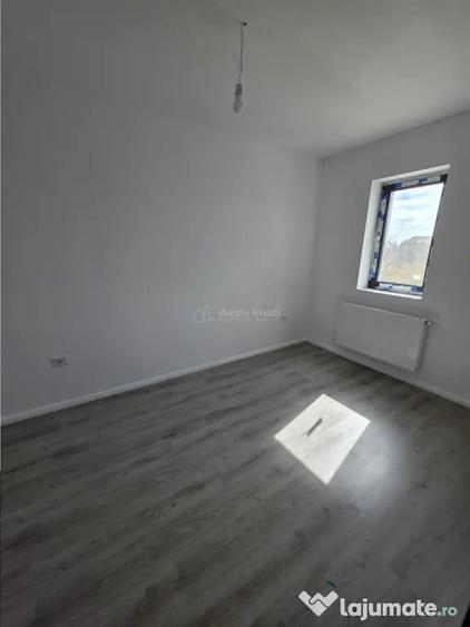 Apartament cu 3 camere semidecomandat în 1 Decembrie