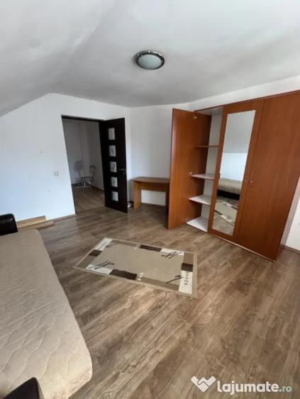 Apartament cu 3 camere semidecomandat în Florești