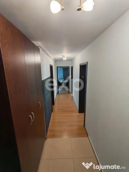 Apartament cu 3 camere decomandat în Tractorul