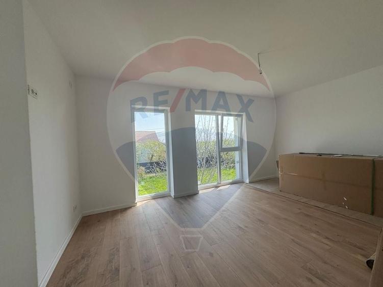 Casă individuală cu 4 camere cu Teren 450 Mp în Săbăreni