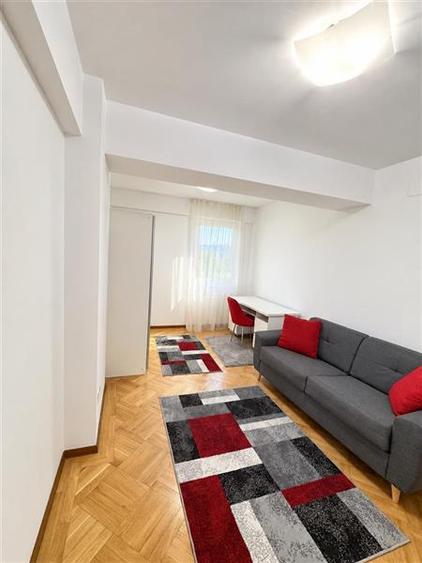 Apartament cu 3 camere semidecomandat în Herăstrău
