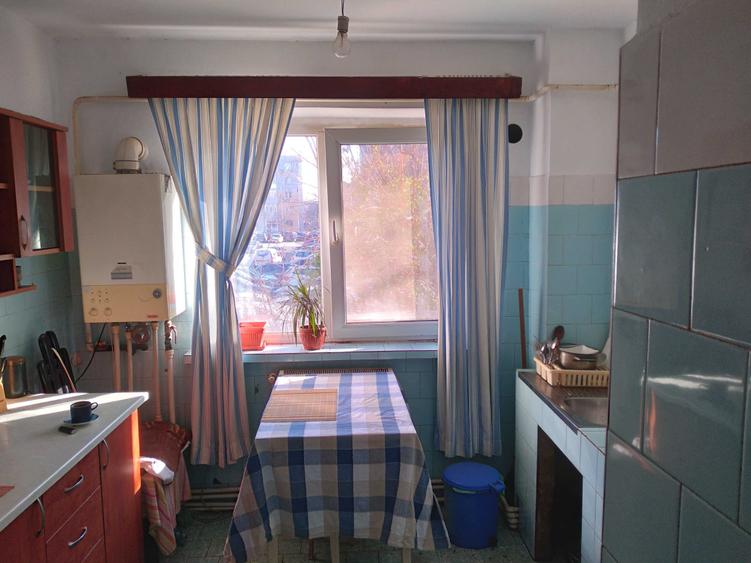 Apartament cu 3 camere semidecomandat în Est