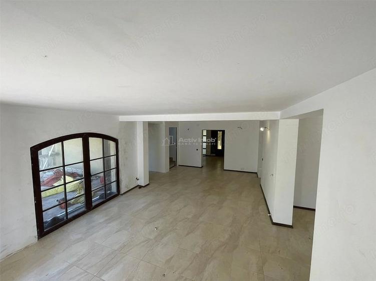 Casă cu 9 camere cu Teren 280 Mp în Petrești