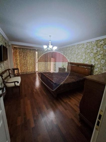 Casă individuală cu 10 camere cu Teren 3000 Mp în Bariera Vâlcii
