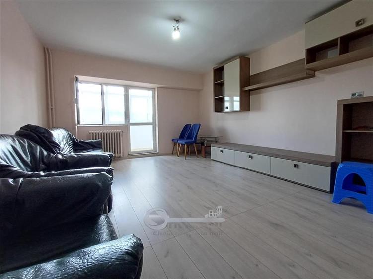 Apartament cu 4 camere decomandat în Nicolina