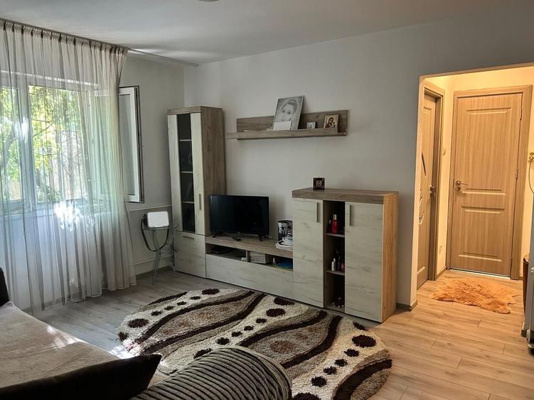 Apartament cu 2 camere semidecomandat în Berceni