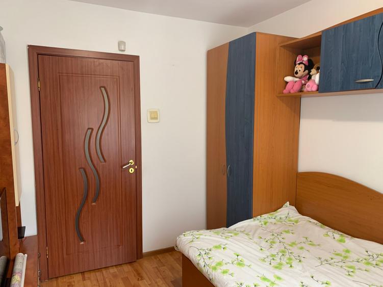 Apartament cu 3 camere semidecomandat în Berceni