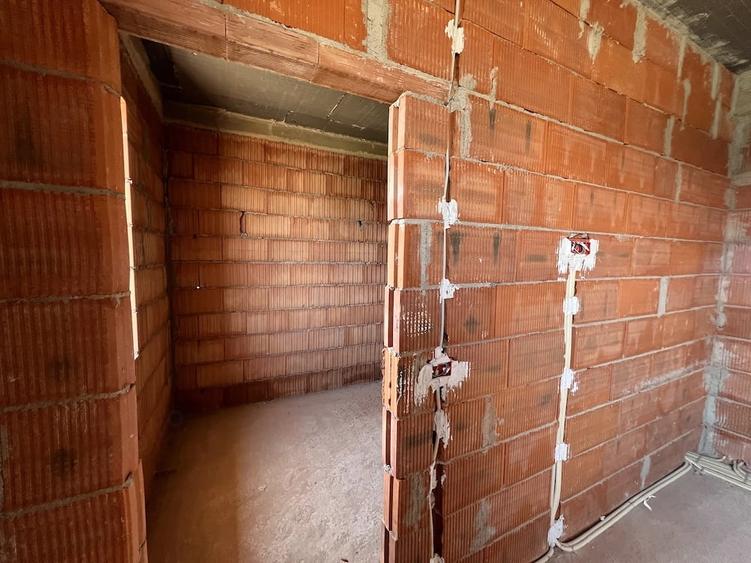 Casă cu 5 camere cu Teren 300 Mp în Ghiroda