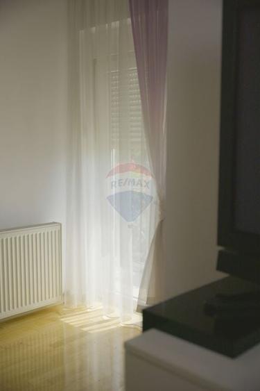 Casă individuală cu 7 camere cu Piscina în Girov