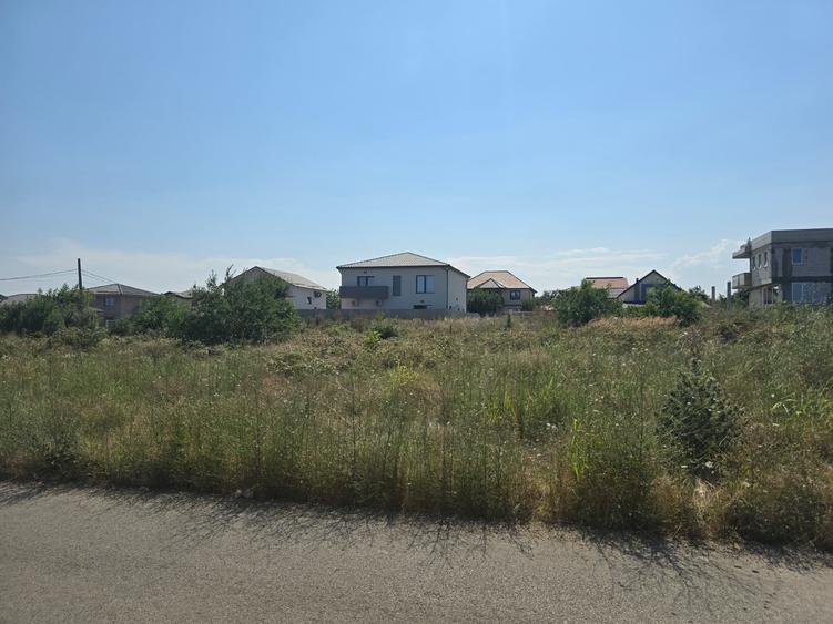 Teren Construcții intravilan de 770 mp, în Lazu