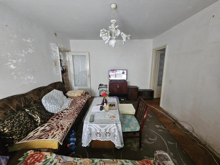 Apartament cu 3 camere semidecomandat în Cetății