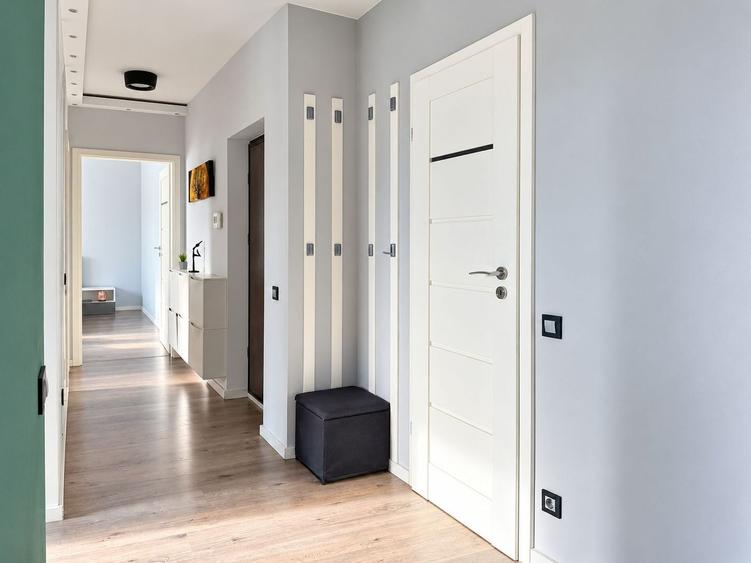 Apartament cu 3 camere semidecomandat, mobilat în Florești