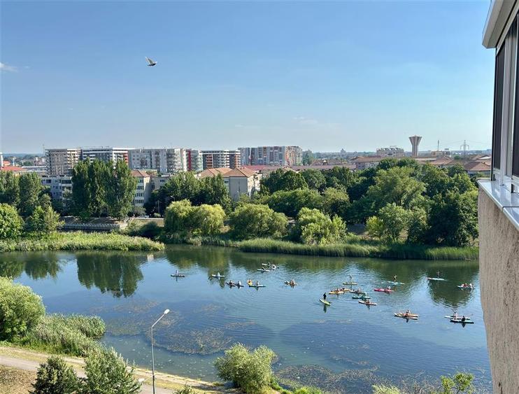 Apartament cu 3 camere semidecomandat în Rogerius